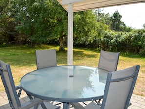 Outdoor dining - Holiday Home in Blokhus (Blokhus)
