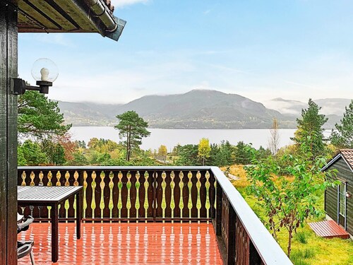 6 Person Holiday Home in Ostereidet