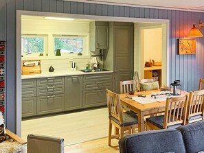House | Private kitchen | Fridge, microwave, stovetop, dishwasher - 6 Person Holiday Home in Ostereidet (Alver)