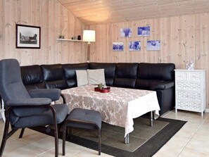 3 bedrooms, cribs/infant beds