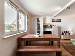 Apartment | Dining - Cosy Flat in Niepars With Garden (Niepars)