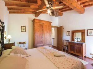 House | 3 bedrooms, individually furnished, iron/ironing board, bed sheets