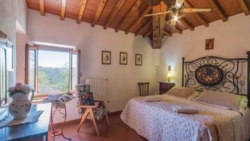 Hus | 3 soverom, individuelt innredet, strykejern/-brett og sengetøy