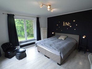 4 sovrum, unika möbler och sängkläder