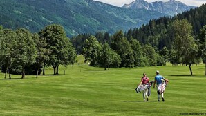 A golf course with a mountainous backdrop. - Nice Apartment With Dishwasher, Near the Ski Slopes (Radstadt)