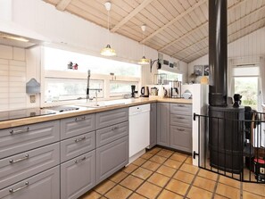 Private kitchen - Holiday Home in Blokhus (Blokhus)