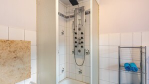 Shower, towels - Snug Holiday Home in Divitz-Spoldershagen near Skydiving (Divitz-Spoldershagen)