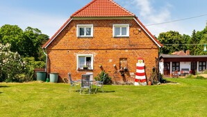 Exterior - Snug Holiday Home in Divitz-Spoldershagen near Skydiving (Divitz-Spoldershagen)
