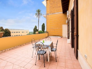 Villa | Balcony