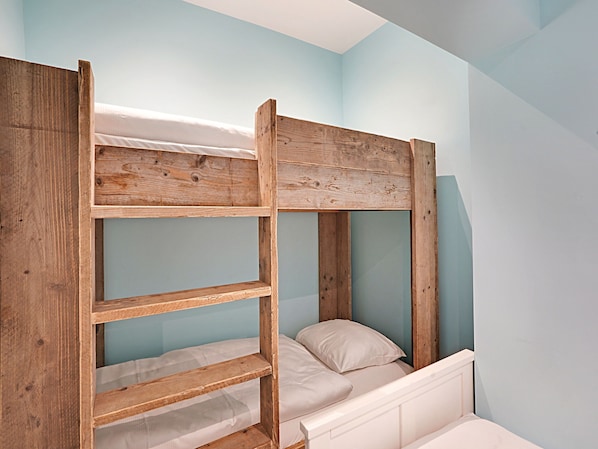 House | 4 bedrooms, individually furnished, bed sheets