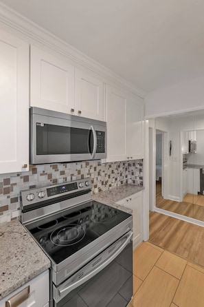 Refrigerador, microondas, horno, placa de cocina