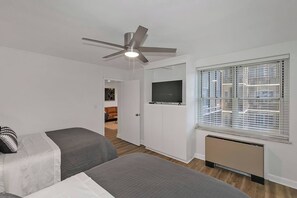 2 slaapkamers, een strijkplank/strijkijzer, reisbedje, gratis wifi