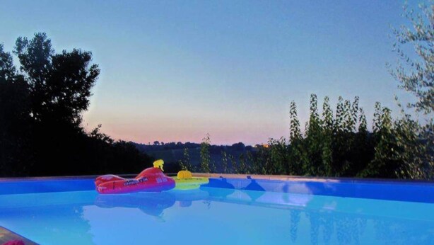 A swimming pool with inflatable toys and a clear sky. - Holiday House in Filottrano on the Beach by the sea (Filottrano)