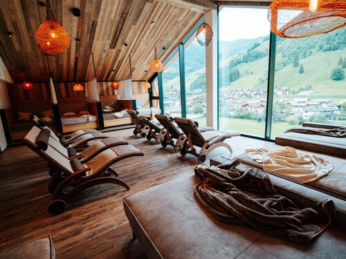 Large Apartment With Balcony & Terrace on Ski Slope