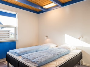 1 bedroom, cribs/infant beds