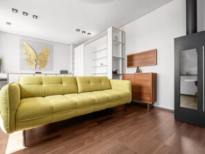 Living room - Wonderful Loft Apartment with Sauna in Augsburg near Zoo & Puppet Theater (Augsburg)