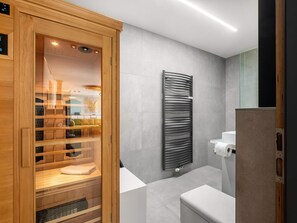 Bathtub, towels - Wonderful Loft Apartment with Sauna in Augsburg near Zoo & Puppet Theater (Augsburg)