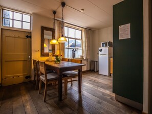 Een oven, een kinderstoel