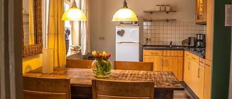 Een oven, een kinderstoel