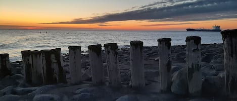 På stranden