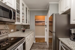 Réfrigérateur, four à micro-ondes, un four, surface de cuisson