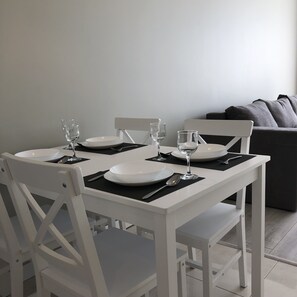 Dining - Apartments "Marmalade" with a view of the park and the sea (Одеса)