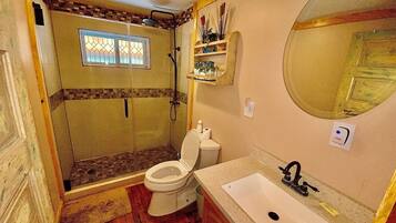 Dusche, Haartrockner, Handtücher, Toilettenpapier