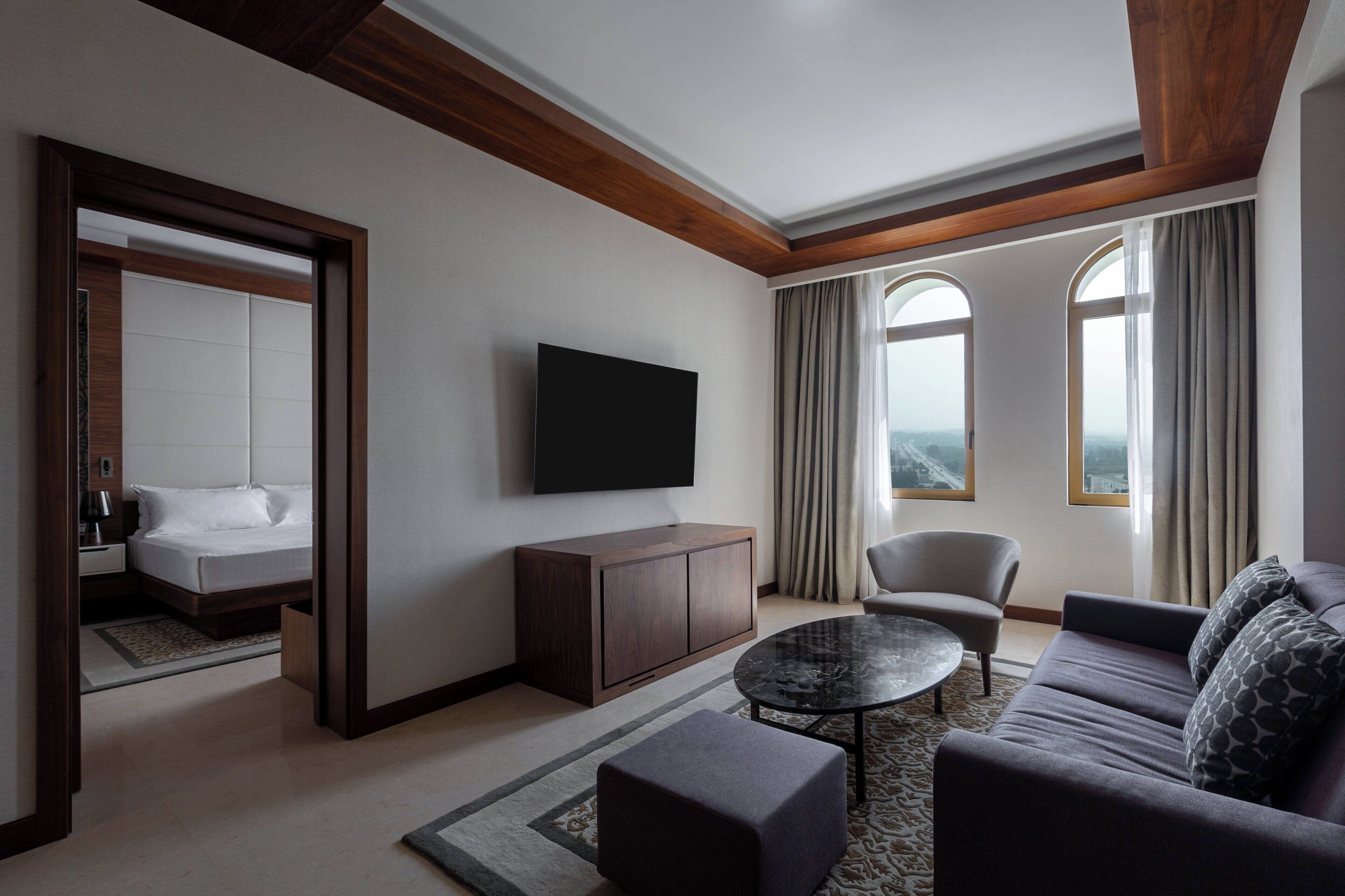 executive suite, 1 bedroom | living room | flat-screen tv