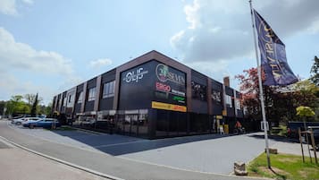 Vista frontal de la propiedad