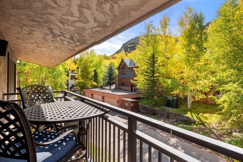 Aspen Mtn View with Balcony! Convenient To Mtn & Dowtown. Parking and Washer/Dryer