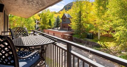 Aspen Mtn View with Balcony! Convenient To Mtn & Dowtown. Parking and Washer/Dryer