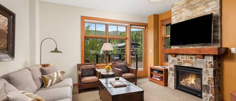 Televisión y chimenea