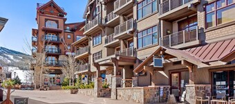 Spacious Capitol Peak Condo at Snowmass Gondola! Balcony, Workout Room, Parking & A/C
