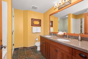 Ensemble douche/baignoire, sèche-cheveux, savon, shampoing