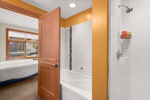 Combined shower/bathtub, hair dryer, soap, shampoo - Spacious Capitol Peak Condo at Snowmass Gondola! Balcony, Workout Room, Parking & A/C (Snowmass Village)