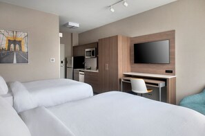 Down comforters, desk, laptop workspace, blackout drapes - TownePlace Suites by Marriott New York Brooklyn (Brooklyn)