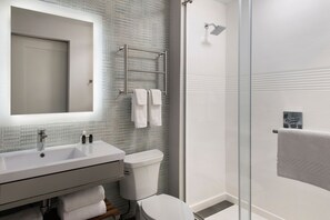 Suihku, ilmaiset hygieniatuotteet, hiustenkuivaaja, pyyhkeet