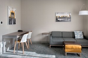 Dundyner, skrivebord, skrivebord for bærbar PC og blendingsgardiner