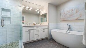 Ensemble douche/baignoire, sèche-cheveux, serviettes fournies, shampoing