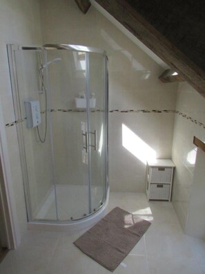 Casa | Baño | Regadera, secadora de cabello, toallas 