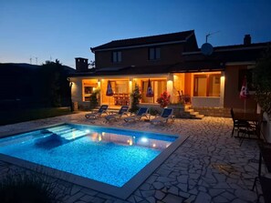 Unclassified image, 3 of 28, button