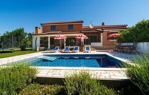 Unclassified image, 2 of 28, button