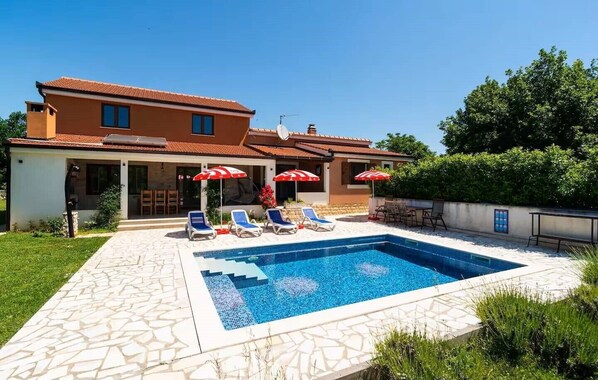 Unclassified image, 1 of 28, button