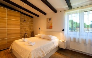 3 bedrooms, iron/ironing board, WiFi, bed sheets