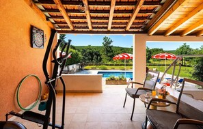 Unclassified image, 4 of 28, button