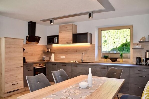 Kühlschrank, Mikrowelle, Geschirrspüler