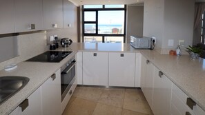 Exclusive Apartment | Private kitchen | Full-sized fridge, oven, stovetop, dishwasher - Sunrise Deck (Cape Town)