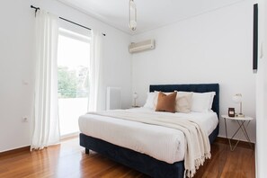 3 bedrooms, iron/ironing board, free WiFi - Splendid 3BR close to Olympic Stadium (Marousi)