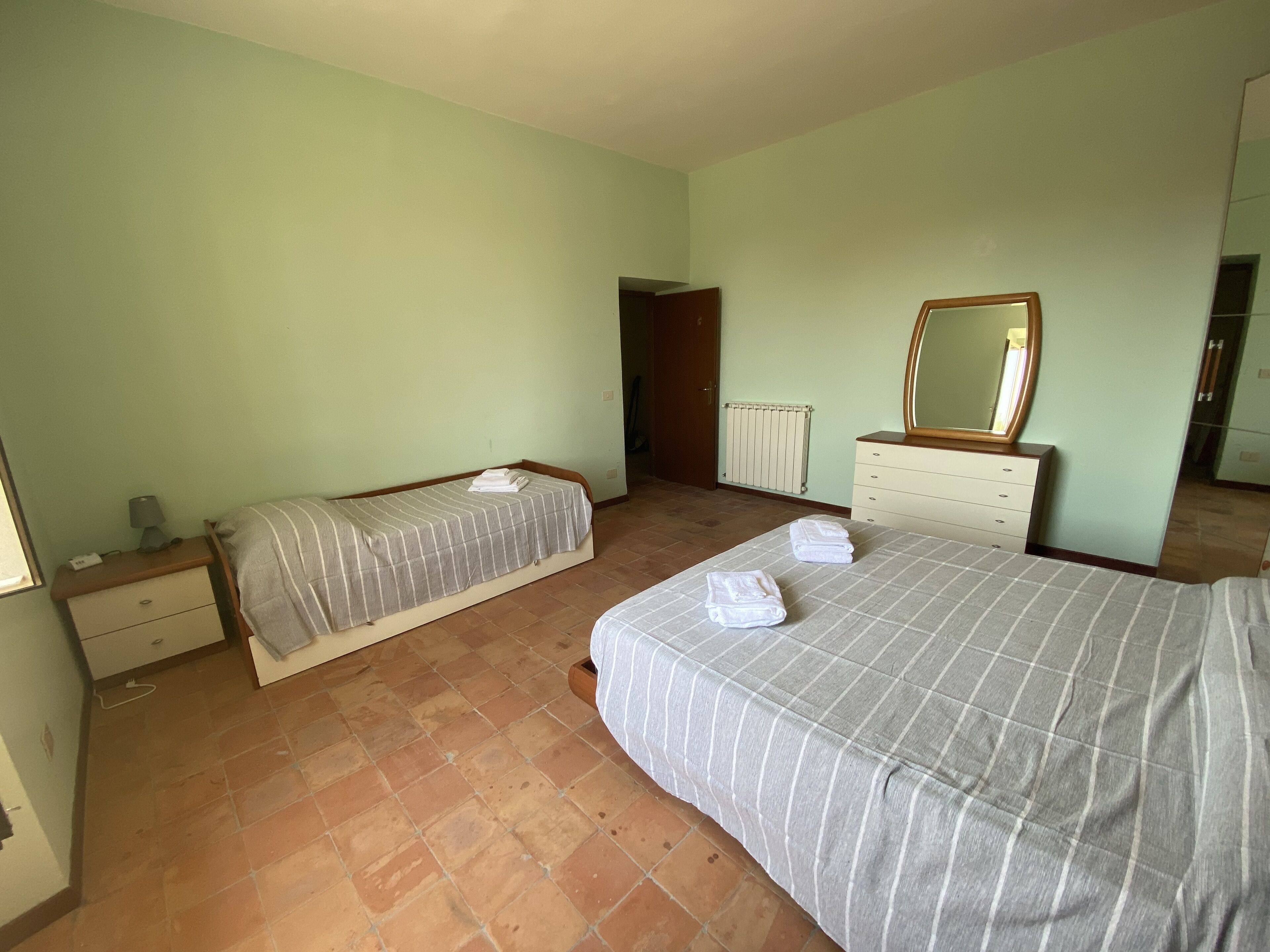 4 Schlafzimmer, schallisolierte Zimmer, Bügeleisen/Bügelbrett