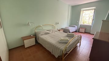 4 slaapkamers, geluiddichte muren, een strijkplank/strijkijzer